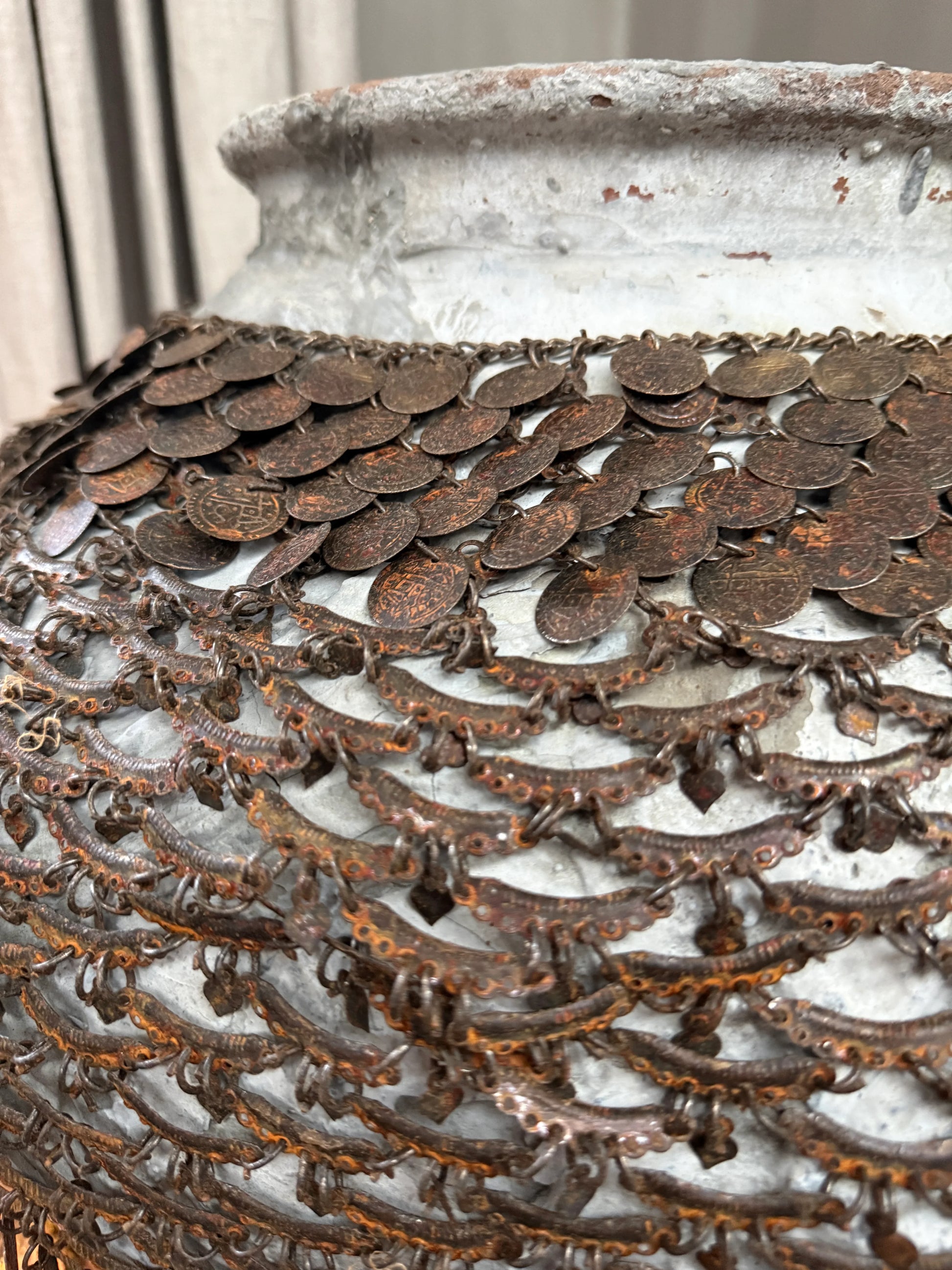 Handgemaakte vintage kruik met metalen kettingdecoratie, sober wonen accessoire