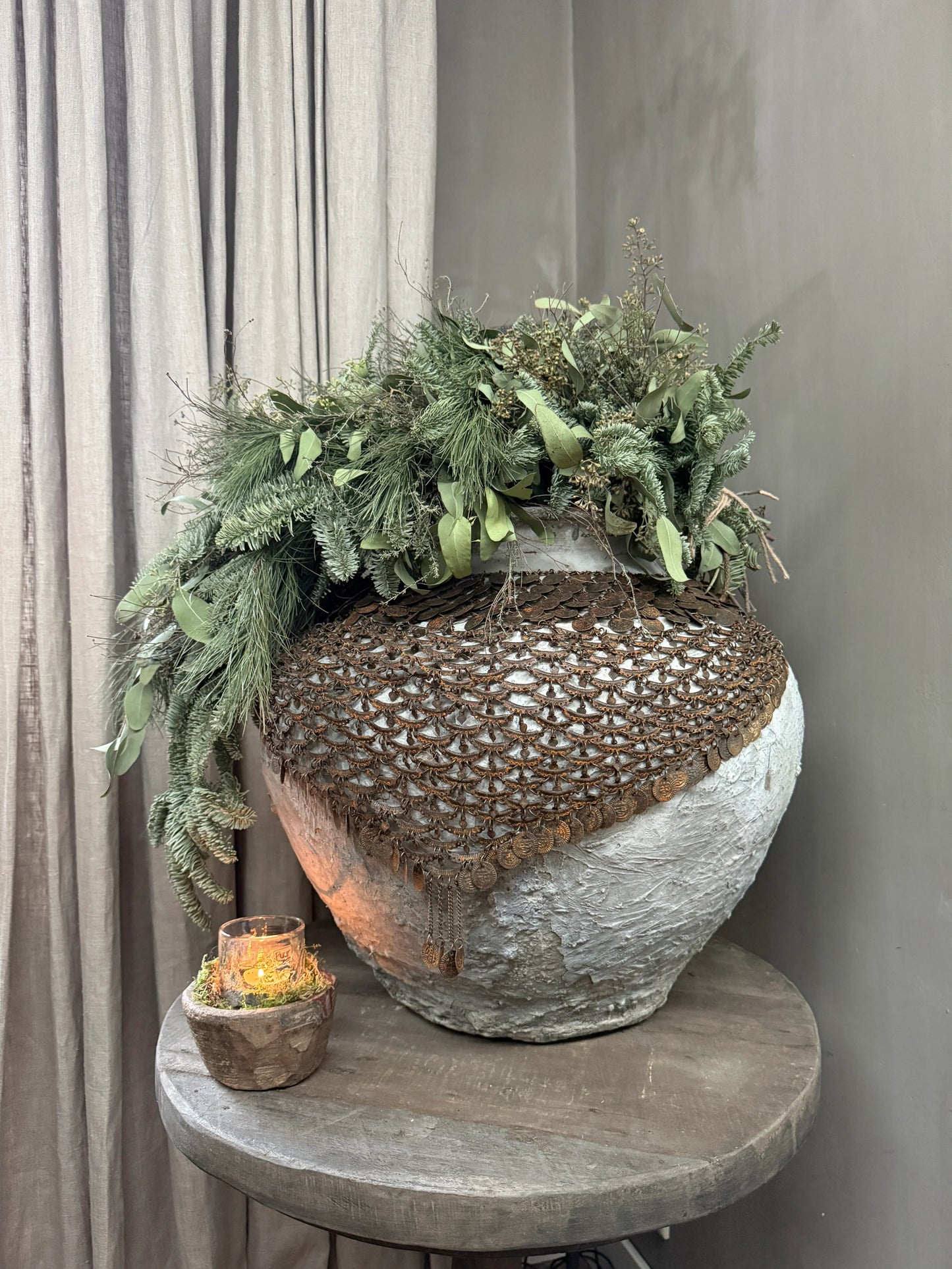 Authentieke handgemaakte kruik met takken en macramé, landelijke woonaccessoire My Sober Home