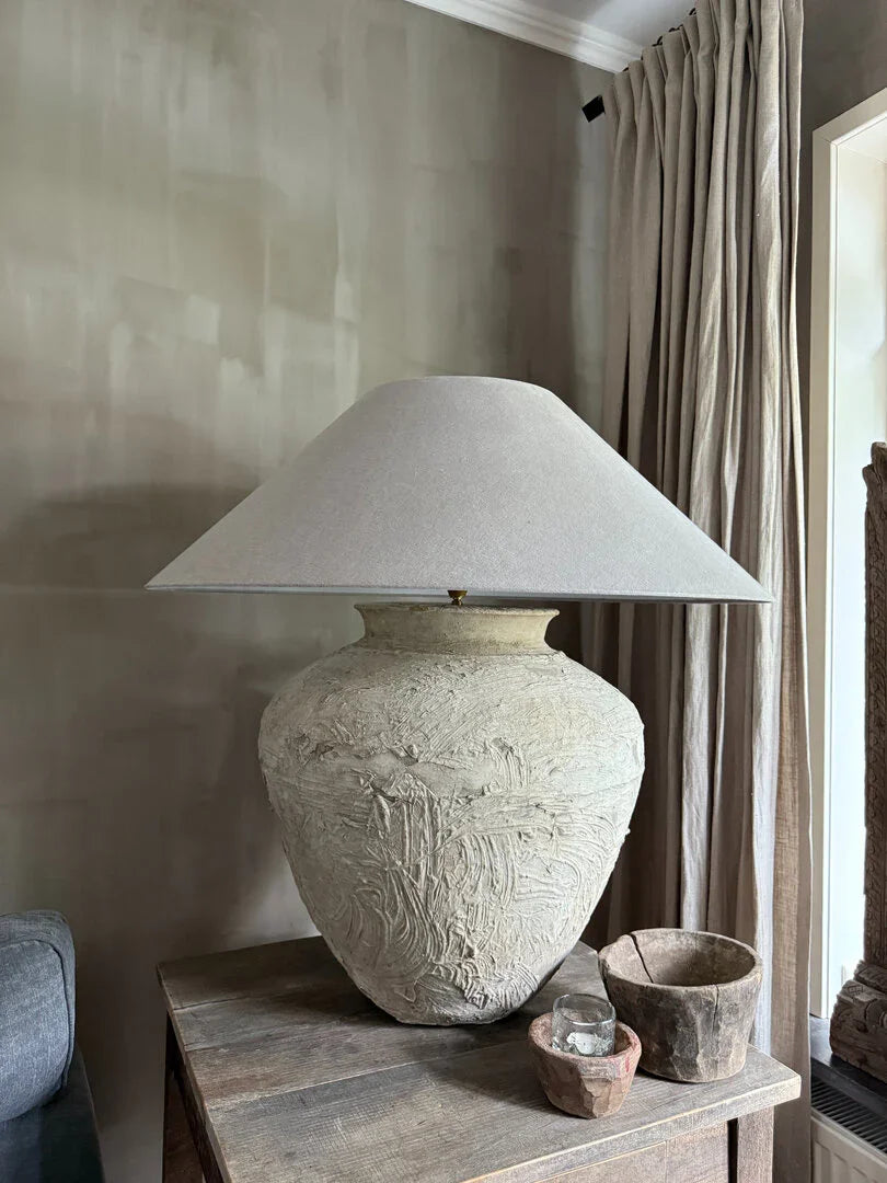 Grote kruiklamp met linnen kap op houten tafel, landelijke woonaccessoires My Sober Home