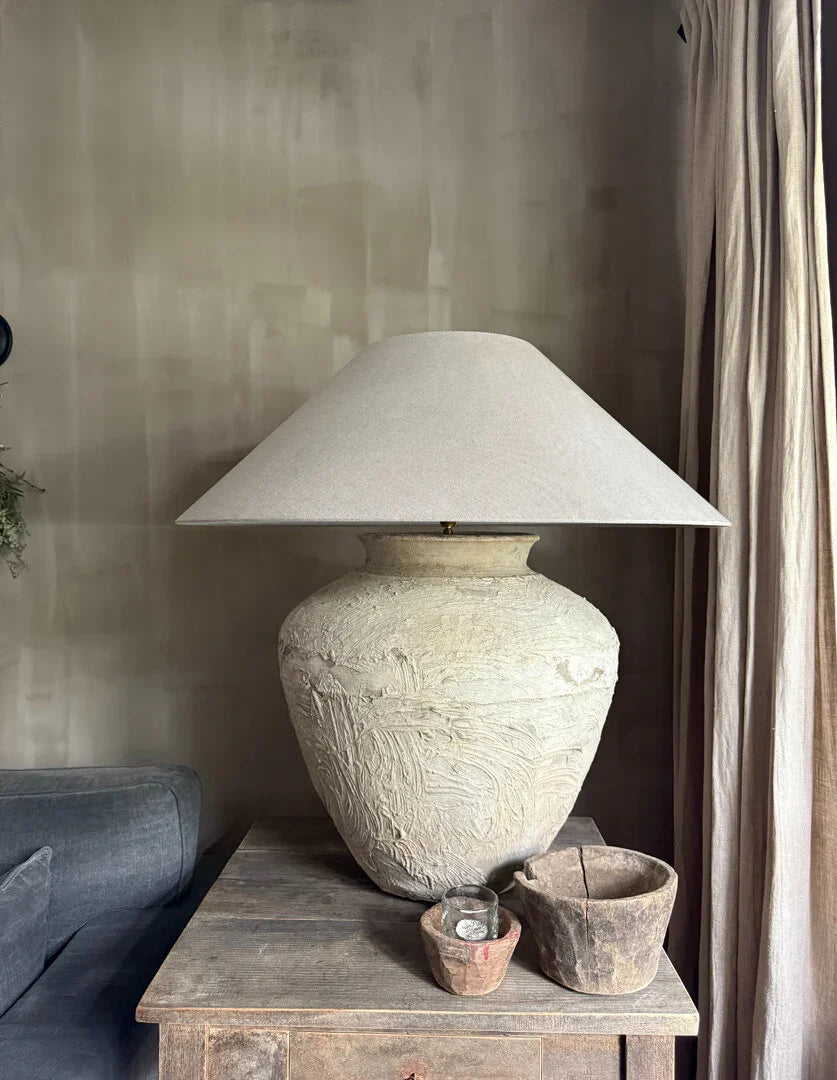 Grote keramieken kruiklamp met beige kap op houten tafel, landelijke woonaccessoire My Sober Home