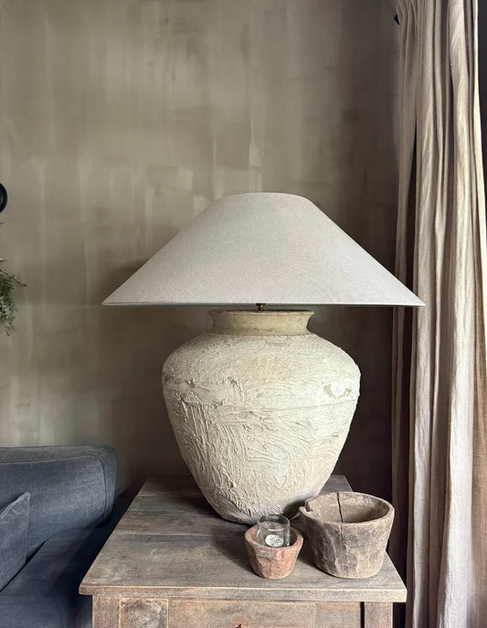 Grote kruiklamp met beige kap op houten tafel, sobere landelijke woonaccessoires bij My Sober Home