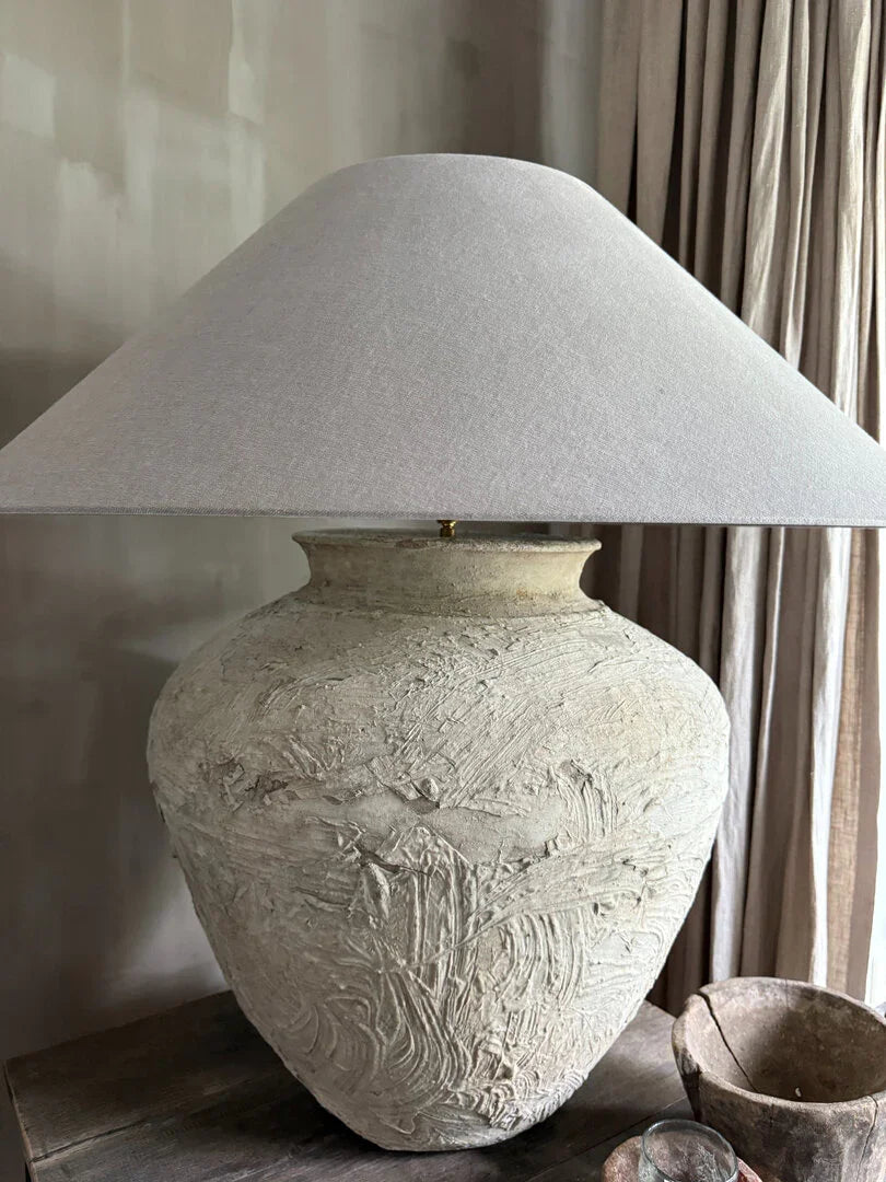 Handgemaakte kruiklamp van aardewerk met linnen kap, landelijke woonaccessoire, sober interieur
