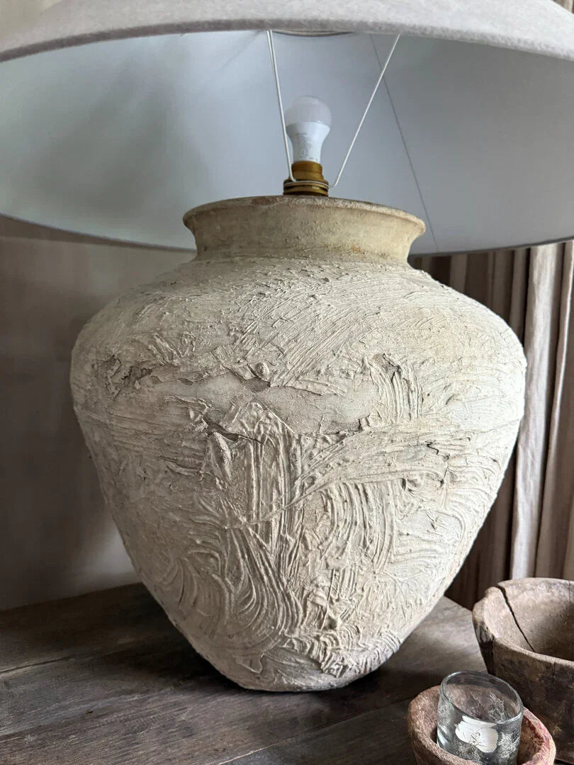Handgemaakte kruiklamp van aardewerk met structuur, landelijk en sober interieur, My Sober Home