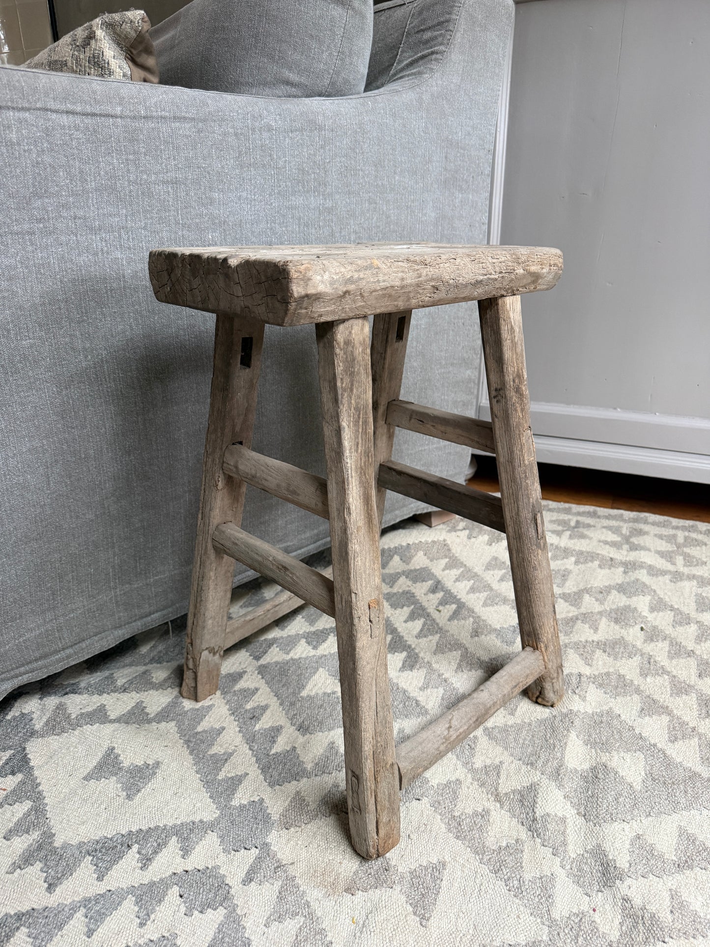 Alter Holzschemel aus Ulmenholz, chinesischer Stuhl