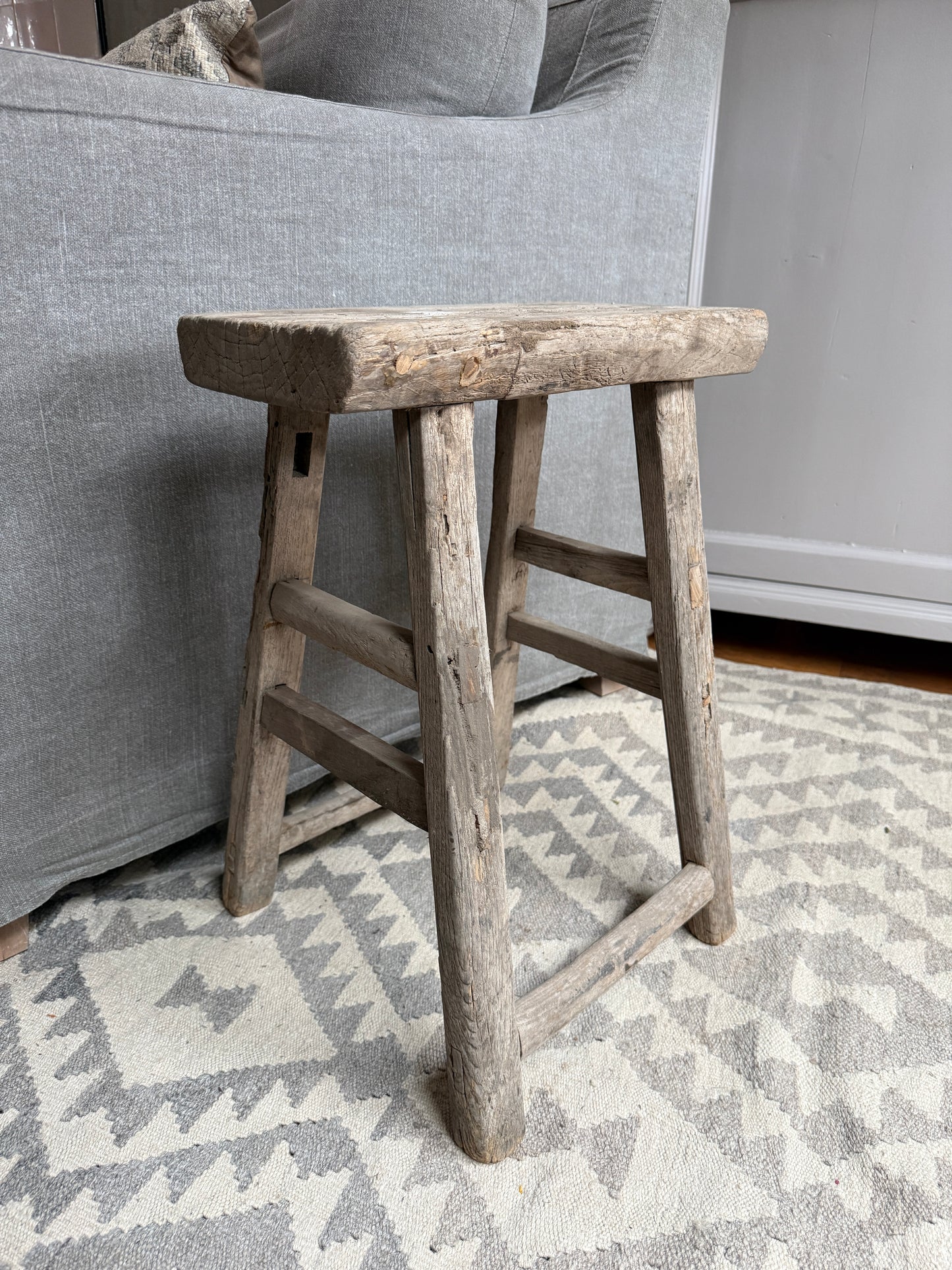 Alter Holzschemel aus Ulmenholz, chinesischer Stuhl