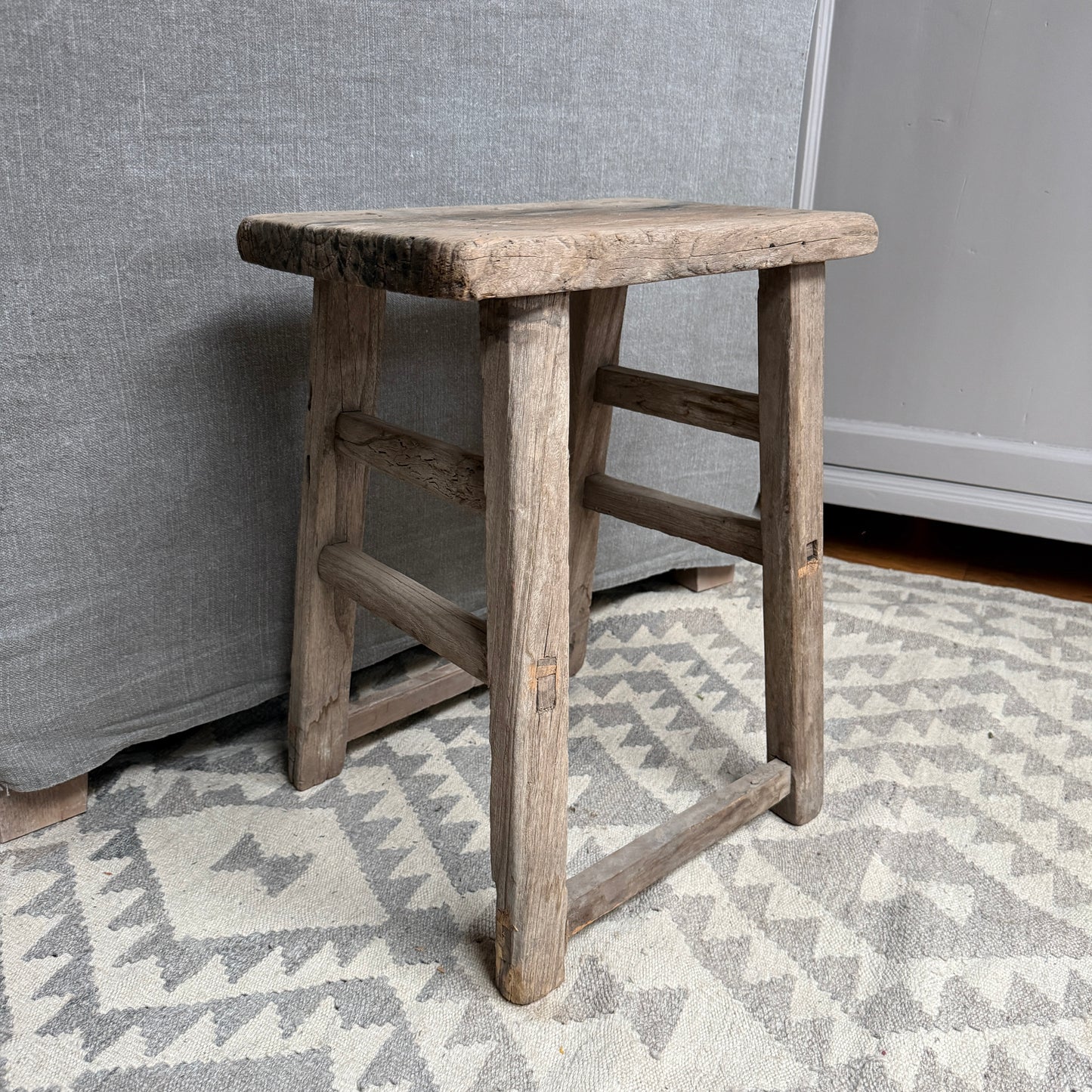 Alter Holzschemel, chinesischer Stuhl