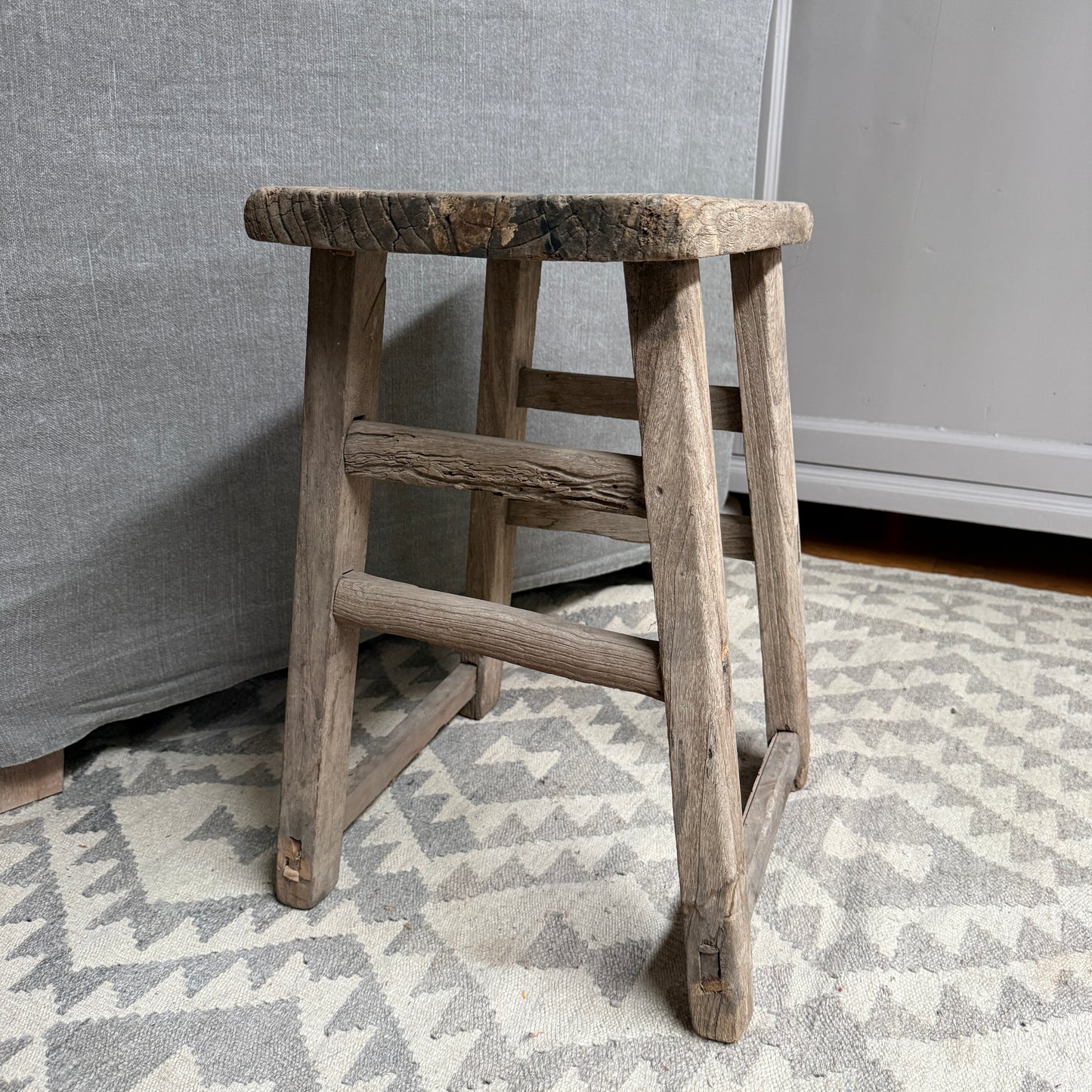 Alter Holzschemel, chinesischer Stuhl