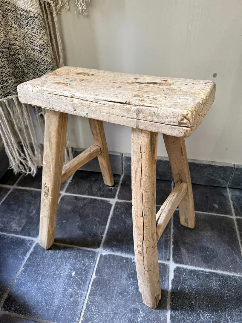 Authentiek handgemaakt houten krukje voor sober landelijk interieur, My Sober Home