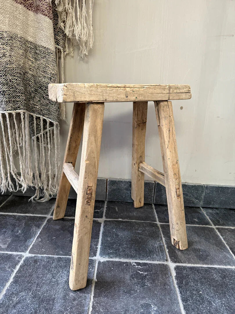 Authentiek houten krukje, handgemaakt voor een sober, landelijk interieur bij My Sober Home