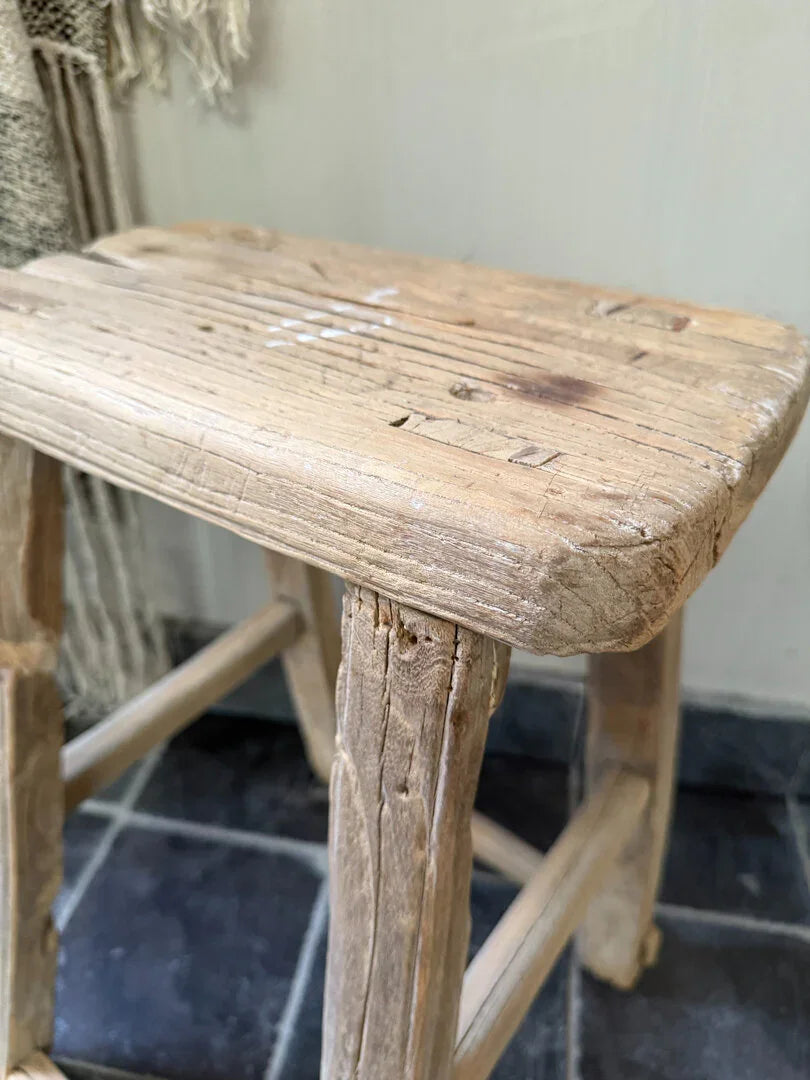 Authentiek handgemaakt houten krukje, landelijke woonaccessoire My Sober Home