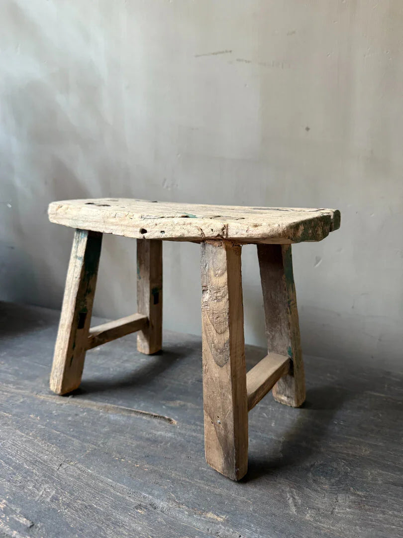 Authentiek handgemaakt houten krukje, landelijk en sober interieur, My Sober Home