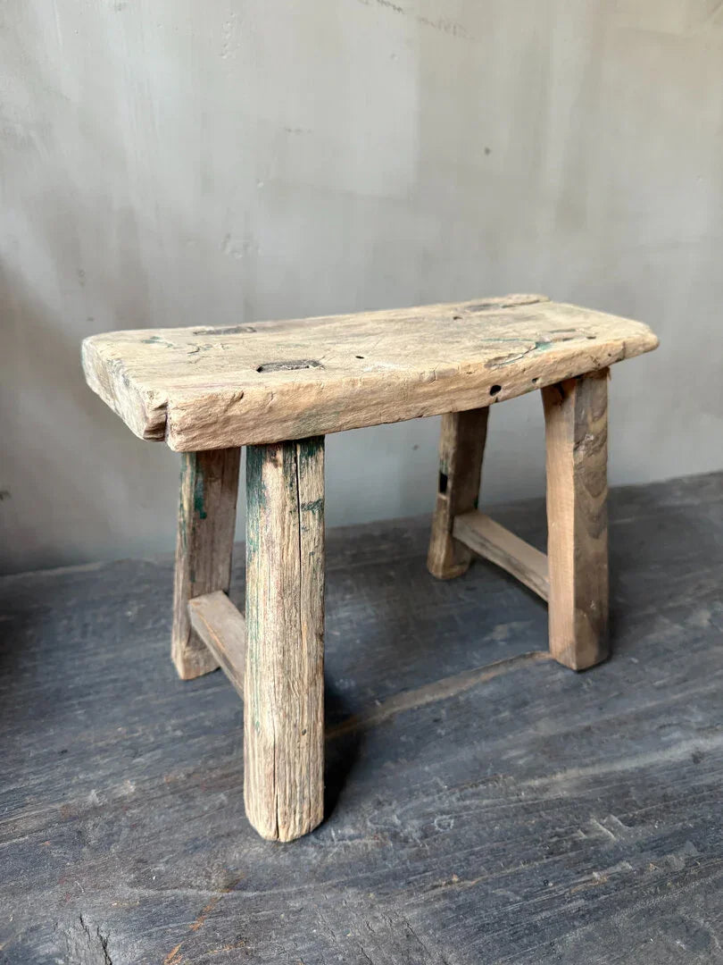 Authentiek, handgemaakt houten krukje voor sober landelijk interieur, My Sober Home