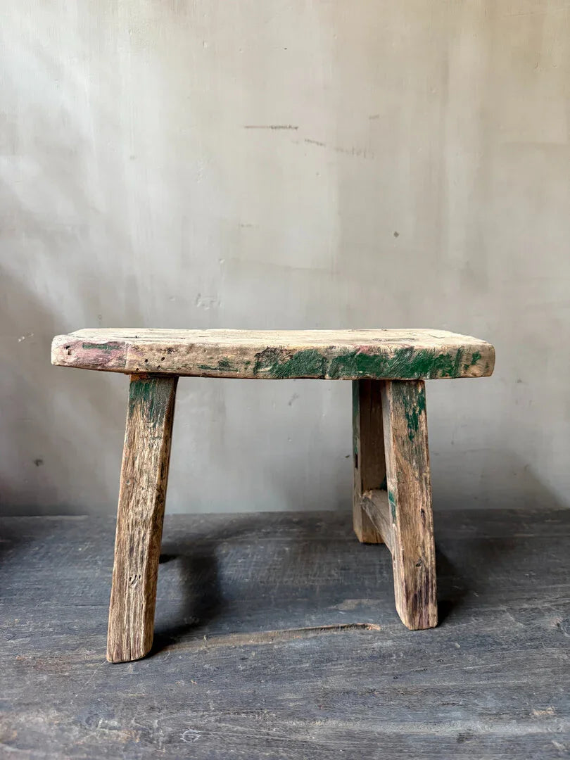 Authentiek handgemaakt houten krukje met verweerde look voor landelijk sober interieur