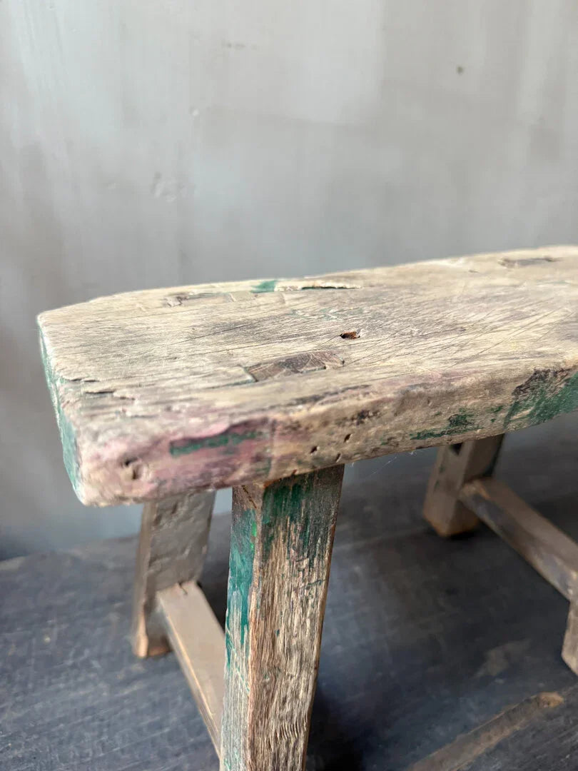 Authentiek handgemaakt houten krukje met verweerde look, landelijke woonaccessoire