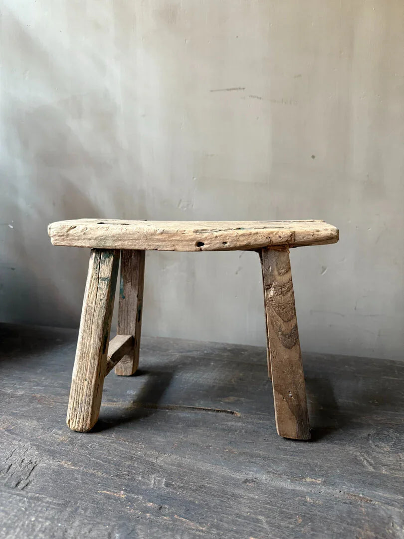 Authentiek, handgemaakt houten krukje in sobere, landelijke woonstijl van My Sober Home.