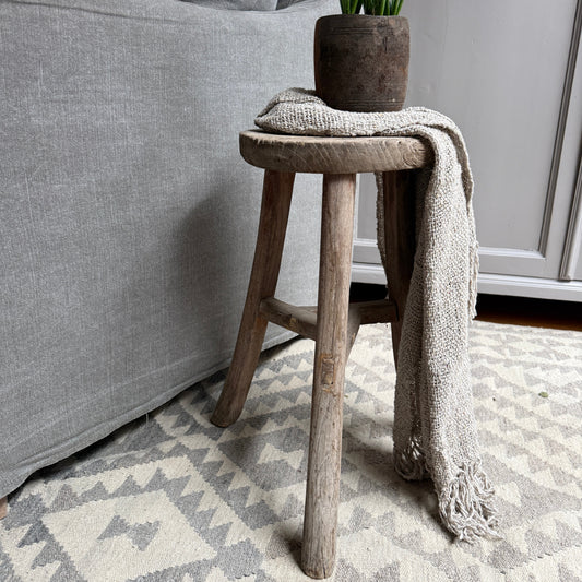 Oud houten rond krukje elmwood