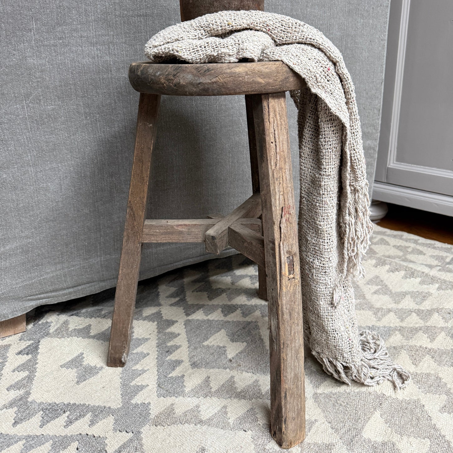 Alter runder Holzschemel