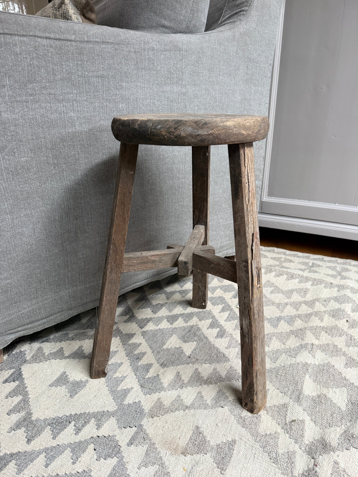 Alter runder Holzschemel