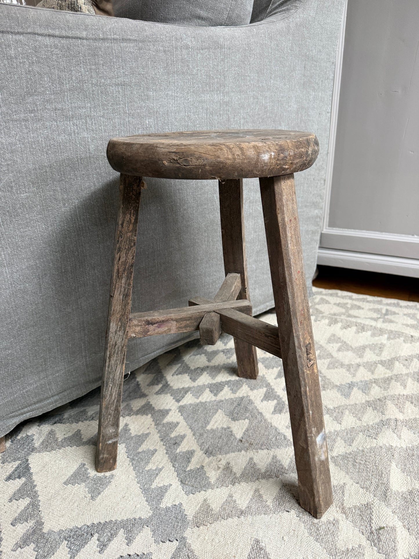 Alter runder Holzschemel