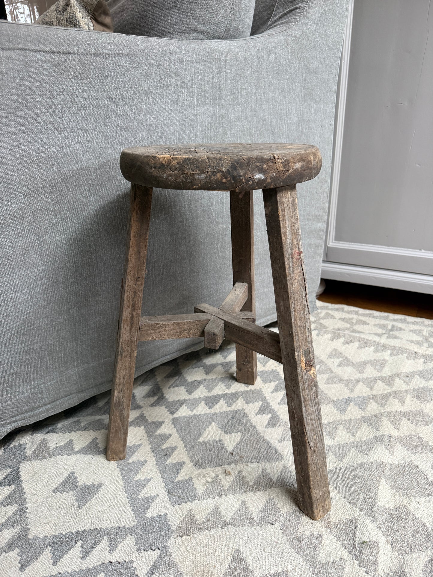 Alter runder Holzschemel