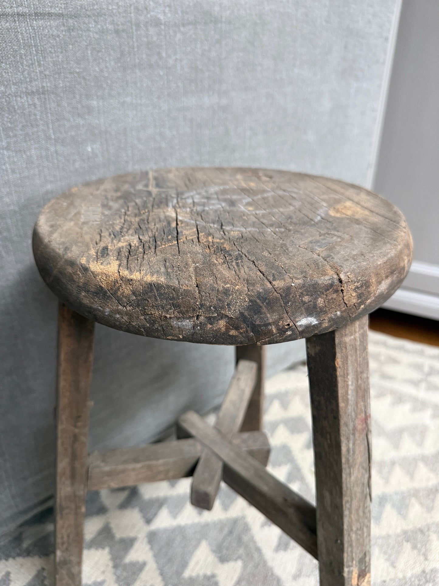 Alter runder Holzschemel