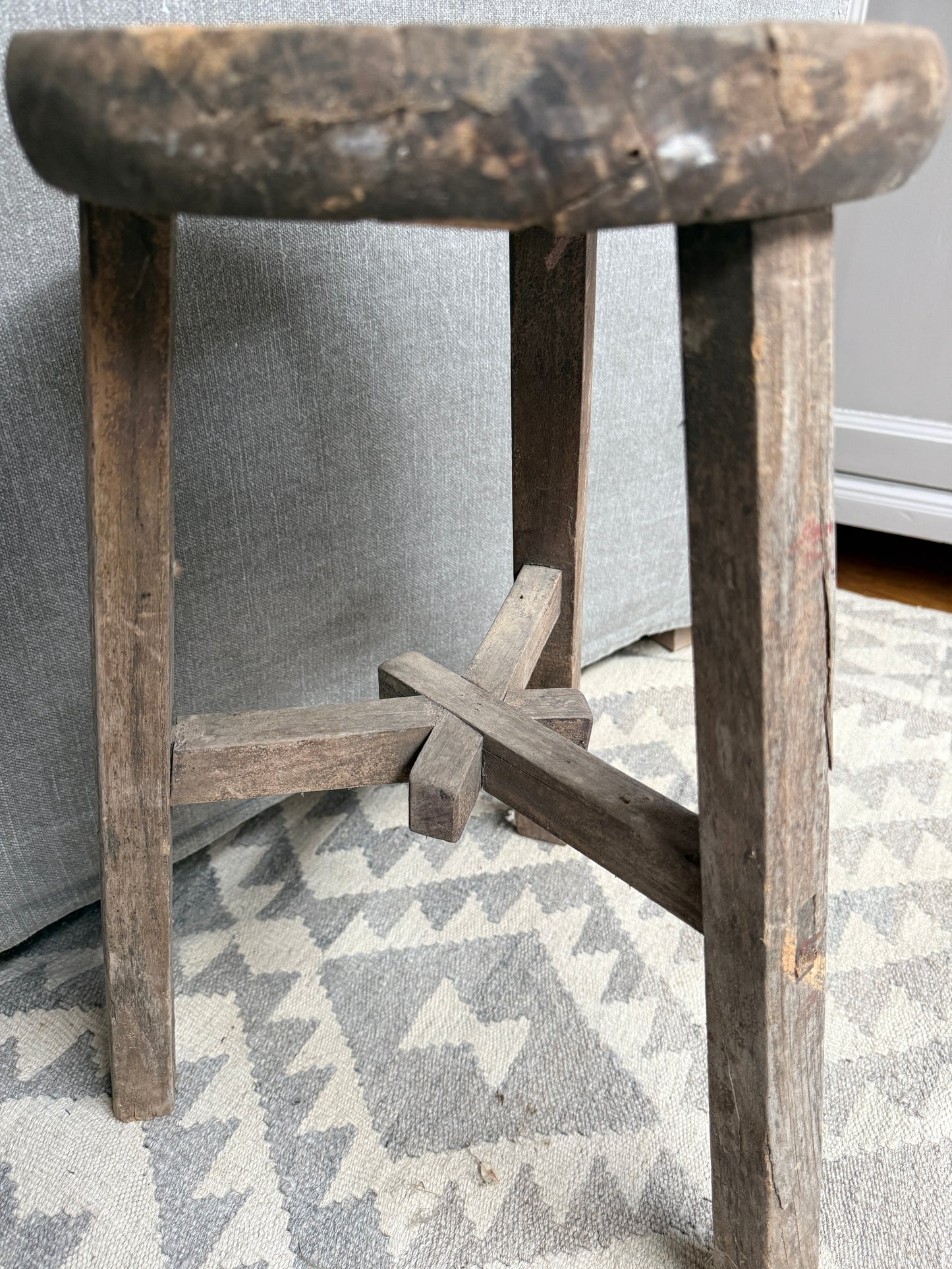 Alter runder Holzschemel