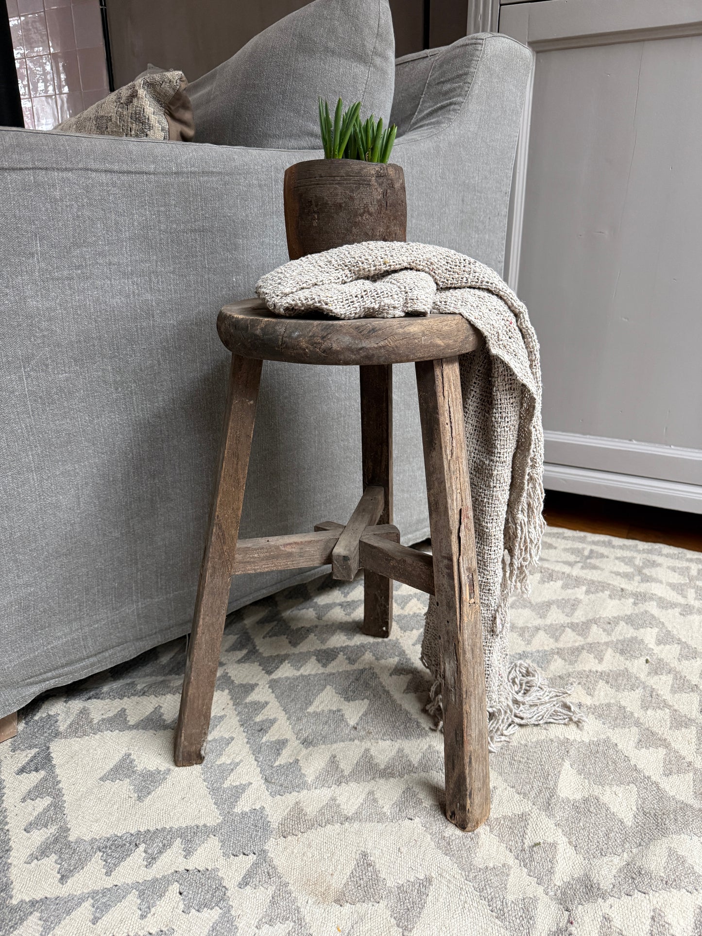 Alter runder Holzschemel