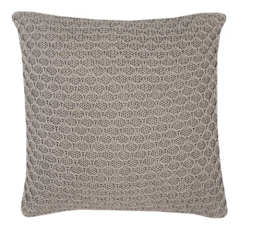 Grijs gehaakt kussen Antwerpen, handgemaakt woonaccessoire voor sober interieur bij My Sober Home