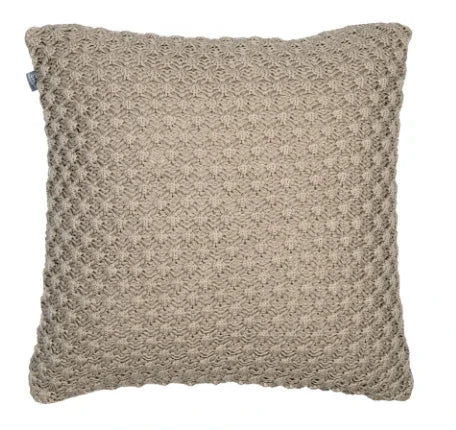 Beige handgemaakt kussen met grof gebreid patroon, landelijk woonaccessoire My Sober Home