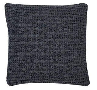 Donkergrijs vierkant kussen met grof geweven structuur, woonaccessoire My Sober Home