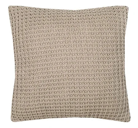 Vierkant beige kussen van grove gebreide stof, handgemaakt woonaccessoire voor landelijk interieur