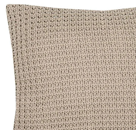 Close-up van beige, handgemaakt kussen Lyon met grove geweven textuur, My Sober Home