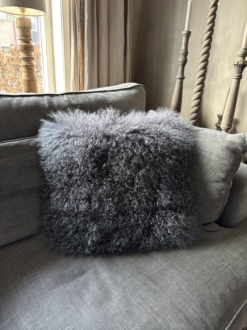 Grijs angora kussen op landelijke bank, sfeervol interieur bij My Sober Home