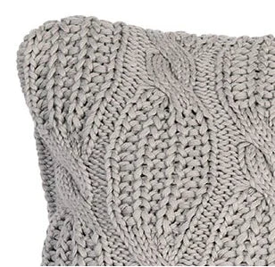 Grofgebreid kussen in duifgrijs, handgemaakt voor een sober, landelijk interieur.