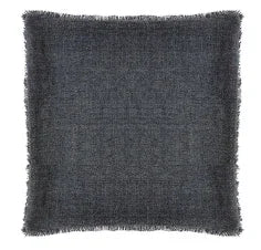 Handgemaakt charcoal sierkussen met rafelrand, sober en landelijk interieur My Sober Home