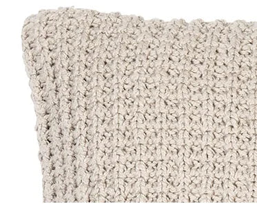 Close-up van een beige linnen kussen met grove structuur, My Sober Home woonaccessoire