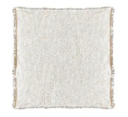 Ivoor kleurig kussen met franjes, handgemaakt woonaccessoire voor een sober interieur