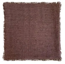 Handgemaakt linnen kussen in koperkleur, landelijke woonaccessoire met rafelrand