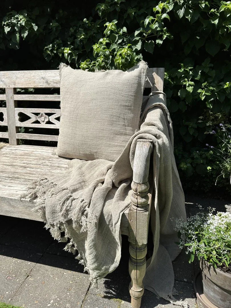 Naturel linnen kussen en plaid op houten tuinbank, landelijke stijl, My Sober Home