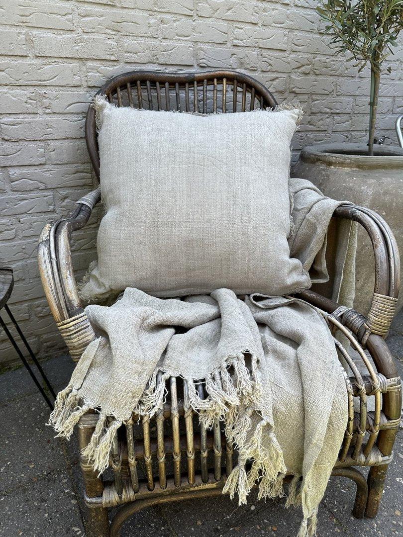 Linnen kussen en plaid op rotan stoel, landelijk en sober interieur My Sober Home