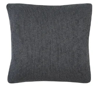 Donkergrijs gebreid kussen, handgemaakt, voor een sober, landelijk interieur.