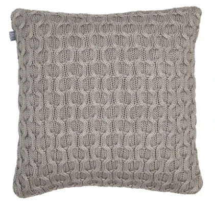 Grijs gebreid sierkussen Texel, handgemaakt woonaccessoire voor sober landelijk interieur