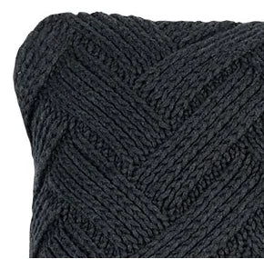 Donkergrijs gebreid sierkussen close-up, handgemaakt voor sober landelijk interieur