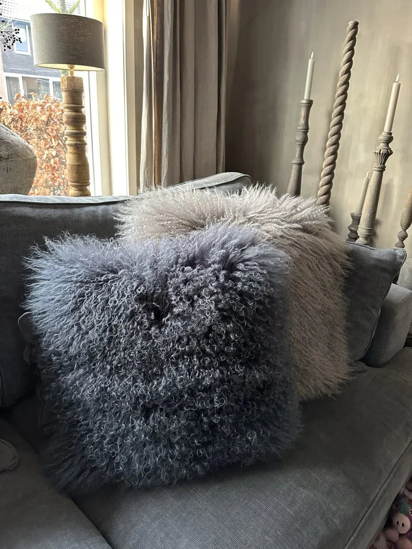 Handgemaakte angora kussens op grijze bank in landelijk interieur, My Sober Home woonaccessoires