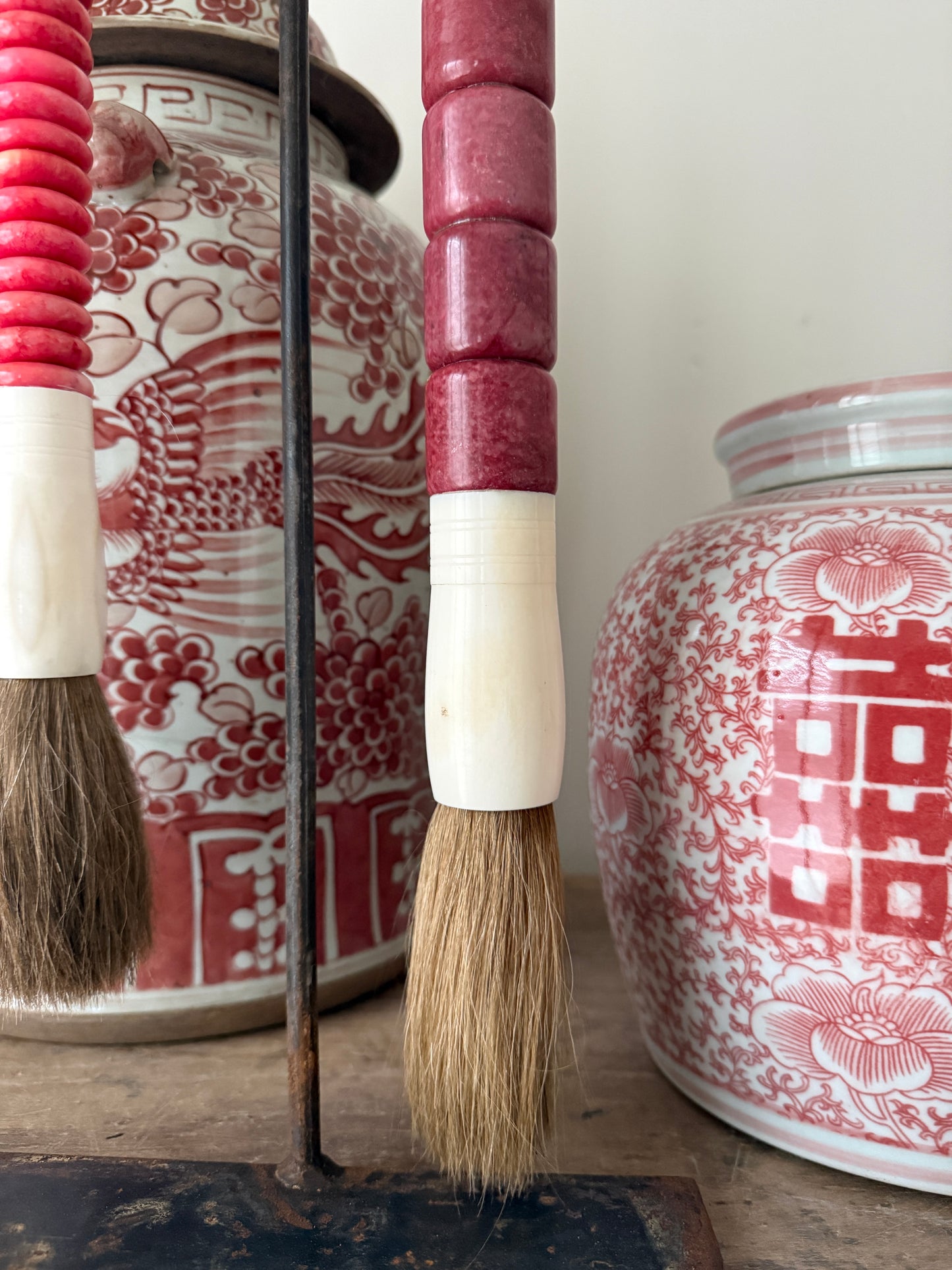 Handgemaakte roze kwastenset met keramieken potten, landelijk sober interieur decoratie