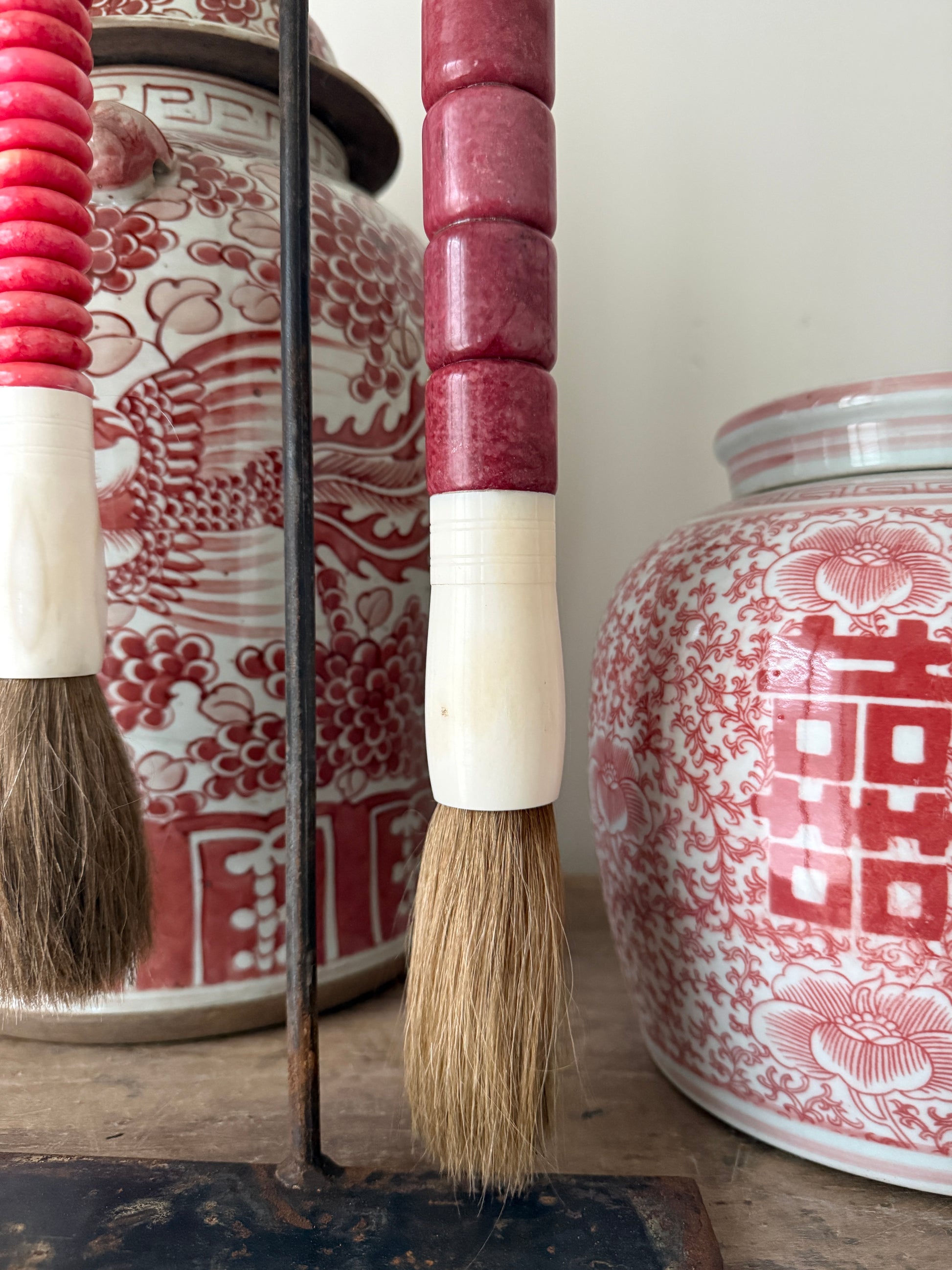 Handgemaakte roze kwastenset met keramieken potten, landelijk sober interieur decoratie