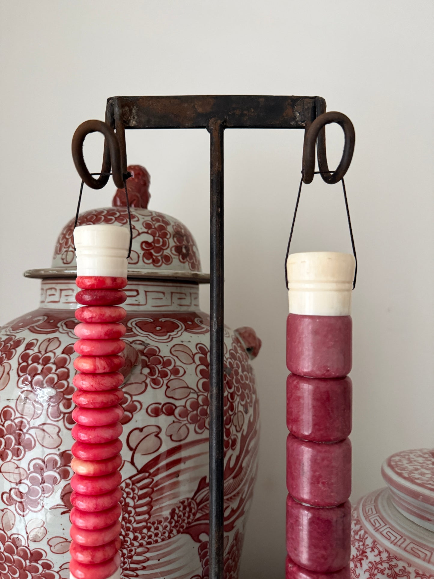 Handgemaakte roze kwastenset aan metalen standaard, voor decoratief sober interieur