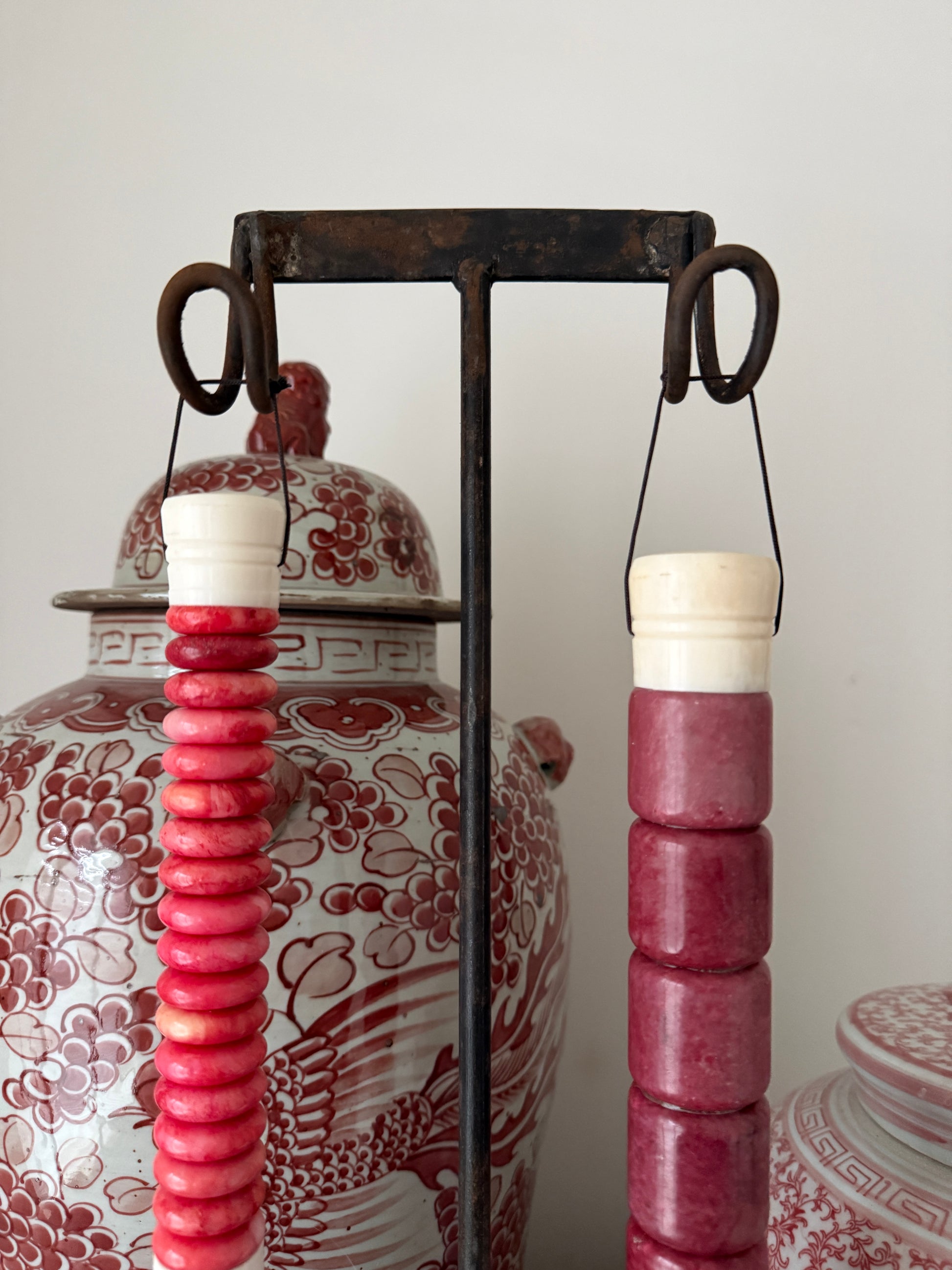 Handgemaakte roze kwastenset aan metalen standaard, voor decoratief sober interieur