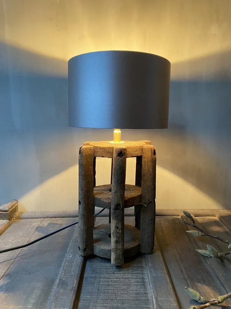 Handgemaakte landelijke tafellamp met houten spoelvoet en grijze kap op houten tafel, My Sober Home