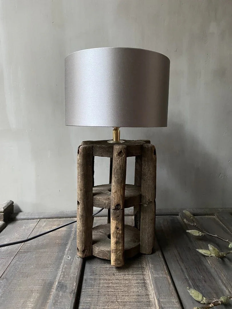 Handgemaakte lamp met katoenspoelvoet en linnen kap, landelijke woonaccessoire